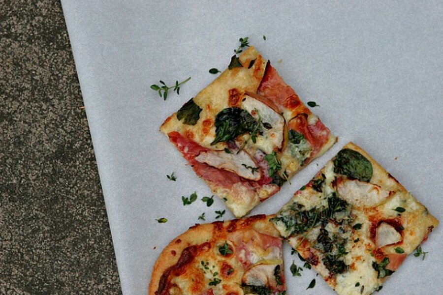 Prosciutto and apple pizza